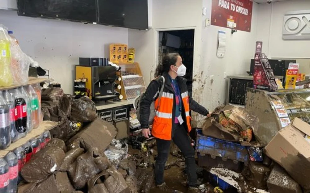 Dirección del Trabajo suspende limpieza en OXXO de Las Condes por riesgos eléctricos y falta de protección