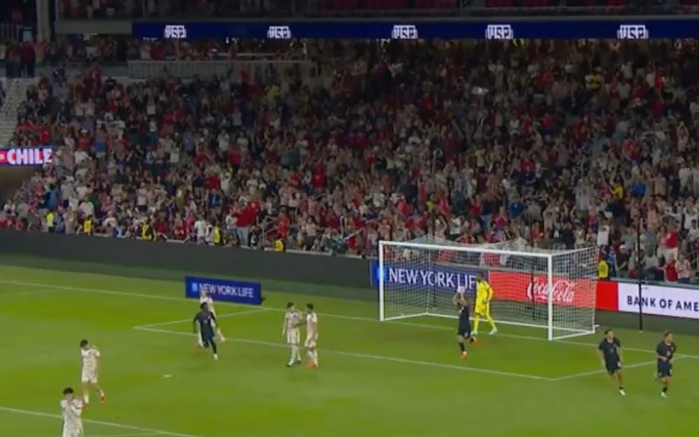 Estados Unidos empata ante La Roja con cabezazo de Julian Hall