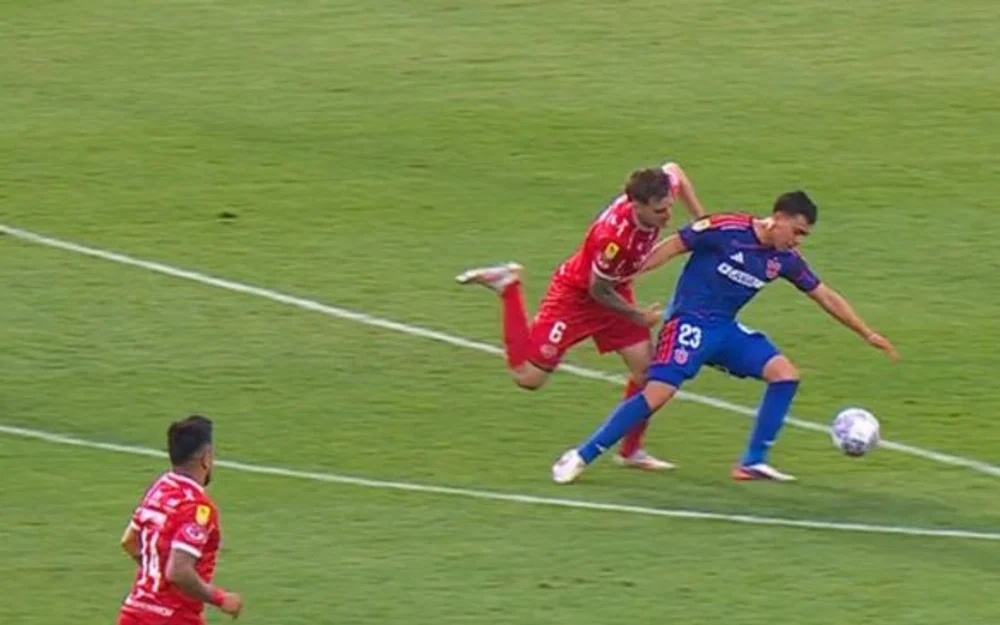 Ñublense sufre expulsión de Pablo Calderón y cierra el primer tiempo 0-2 ante la U