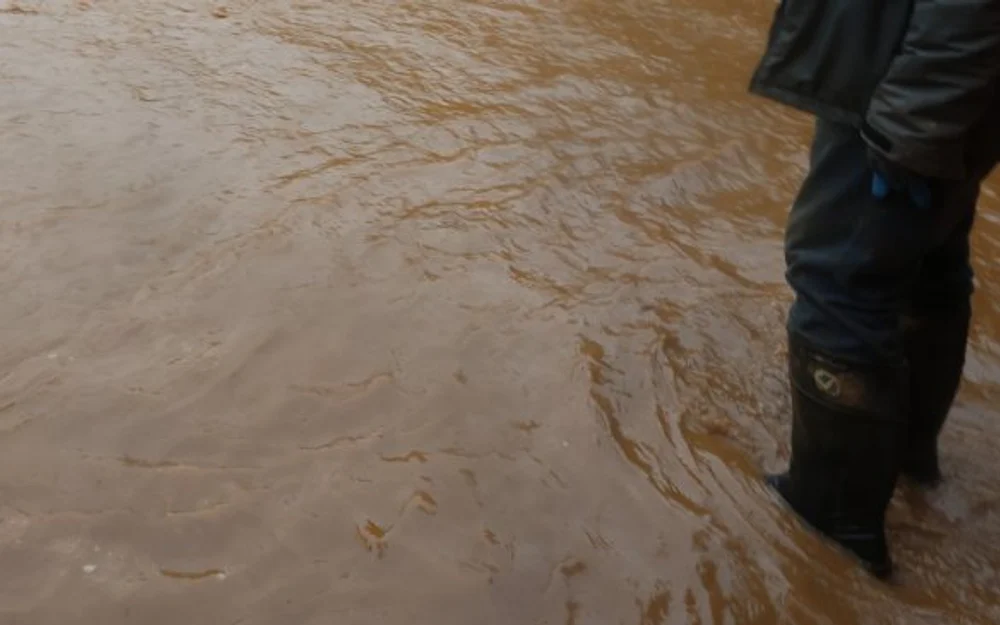 Lluvias provocan desbordes, socavones y deslizamientos en Pucón y Curarrehue