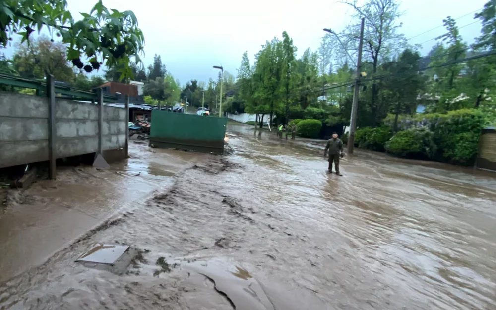 Dron de Carabineros localiza el origen del aluvión que anegó clínicas y casas en Las Condes