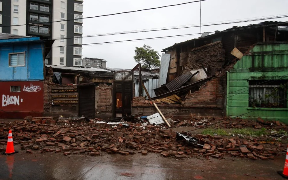Lluvias provocan derrumbe de una vivienda en San Miguel