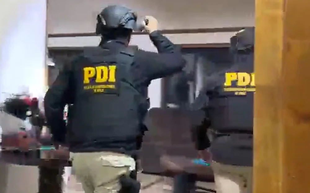 Dos imputados prófugos por fraude al fisco y cohecho se entregan y enfrentan formalización en San Javier