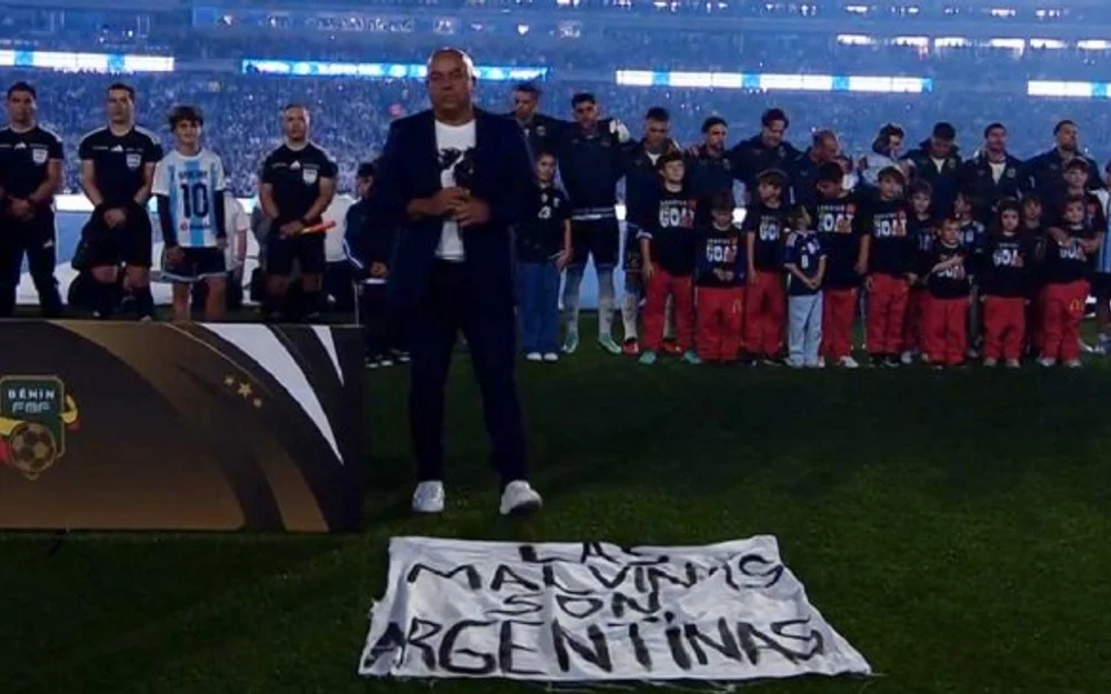 Lienzo por Malvinas marcó el último himno de Messi con Argentina
