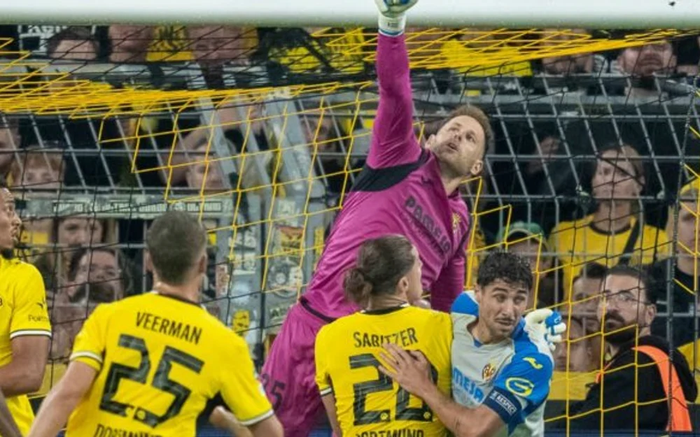 Peter Gulacsi, arquero de Villarreal, sufre asalto armado en su casa y queda fuera ante Napoli