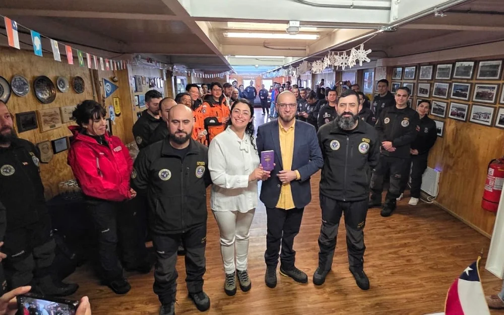 Primer matrimonio civil en la Antártica chilena: dos científicos se casaron en el continente blanco