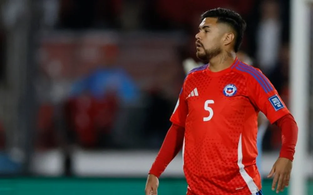 Paulo Díaz arriesga con un taco de cabeza y se lleva los aplausos en la derrota de Chile ante México