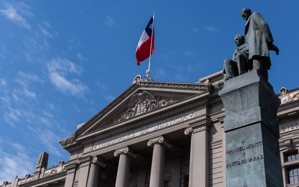 Corte Suprema remueve a once jueces tras investigación por viajes al extranjero con licencias médicas