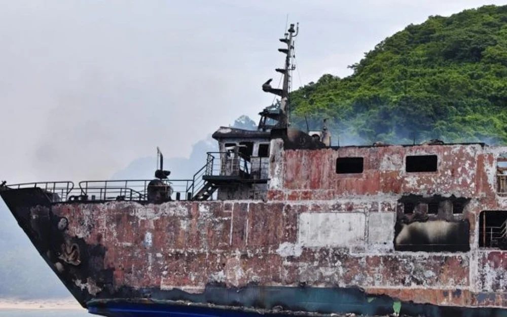 Chilenos en Filipinas: nadaron 50 minutos tras incendiarse el ferri en que viajaban