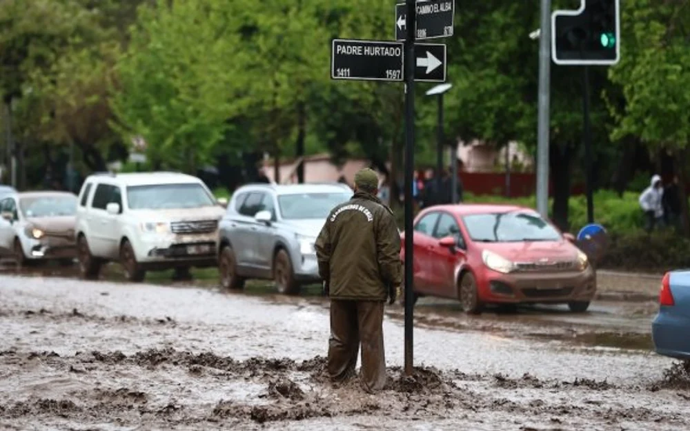 Senapred declara alerta roja en diez comunas de Santiago por riesgo de aluviones y derrumbes