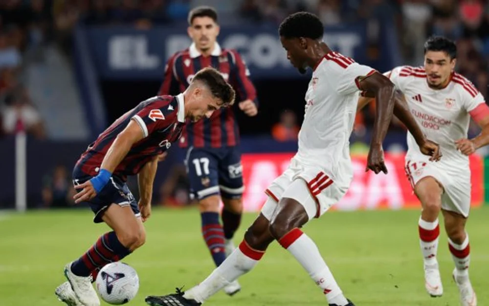 Sevilla de Suazo empató 3-3 con Levante tras un final de locos en Valencia