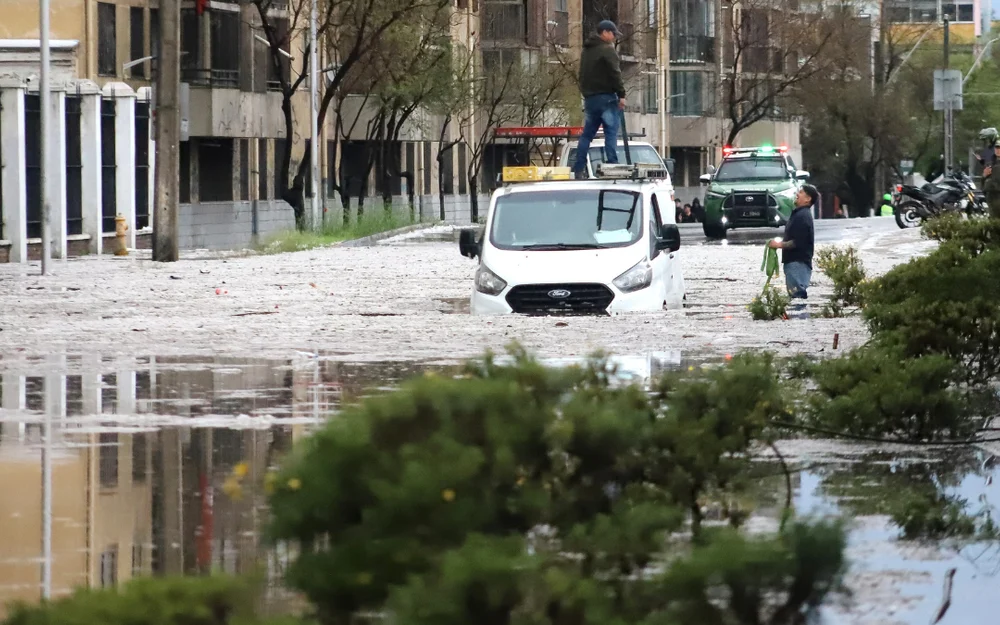 Experto advierte fallas en subterráneos y drenaje tras inundaciones en Santiago