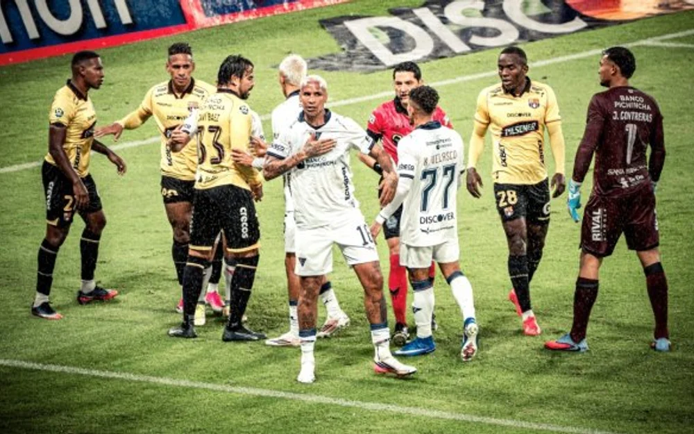 Deyverson expulsado en cinco minutos y amenazado de secuestro en clásico ecuatoriano
