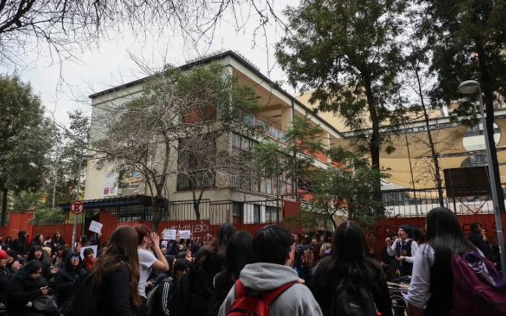 Siete detenidos tras ataque con alcohol gel a funcionarias del Liceo 1 Javiera Carrera