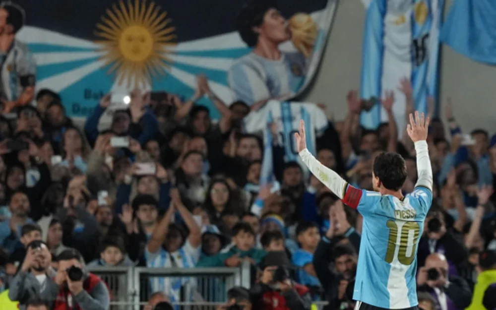 Messi se despide de la hinchada argentina con vuelta olímpica en el Monumental