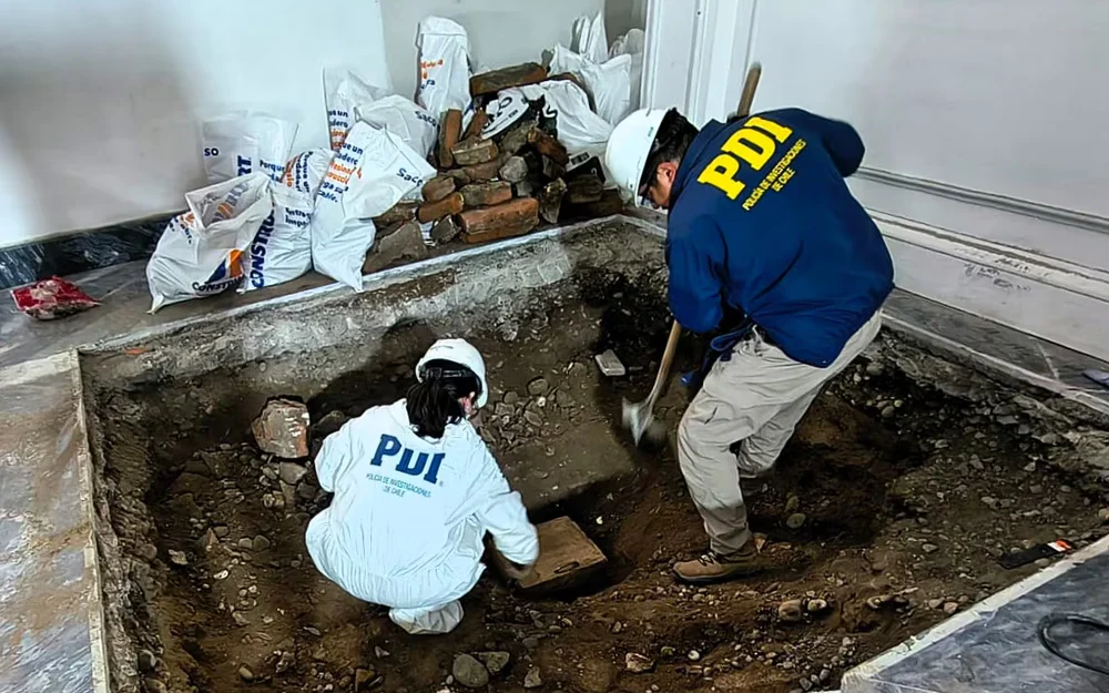 PDI envía al SML osamentas halladas en una caja de madera en la Catedral de Rancagua