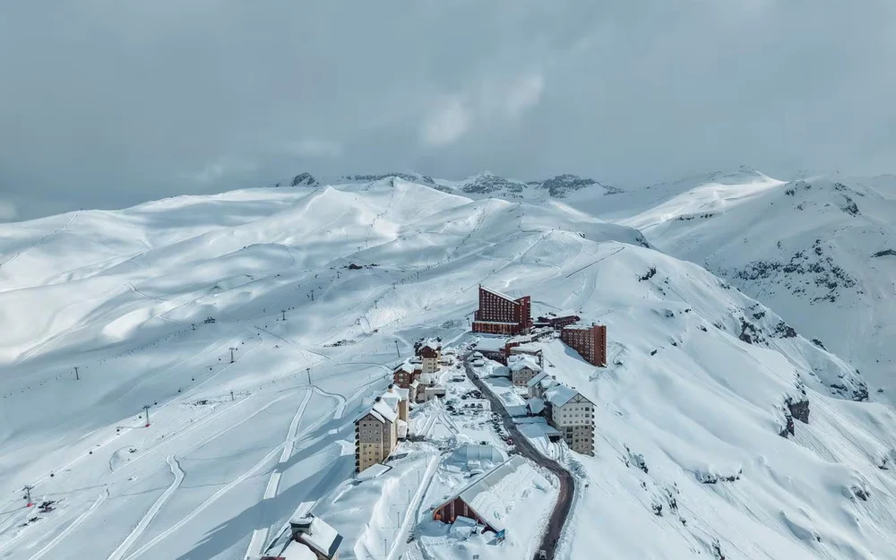 Centros de esquí extienden temporada hasta noviembre por nevadas históricas en la cordillera