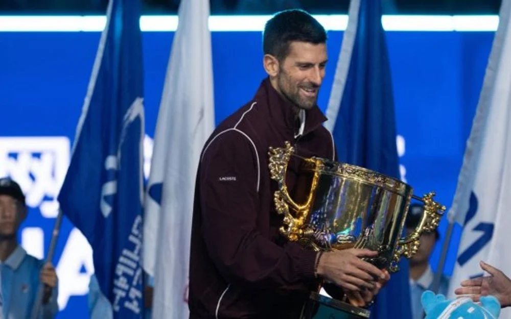 Djokovic celebra en Beijing: séptimo Abierto de China tras el abandono de De Miñaur