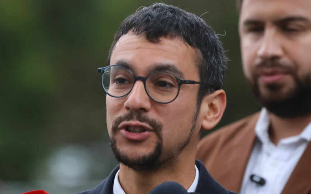 Concha y Undurraga cruzan posturas por la clausura de la medialuna de Peñalolén