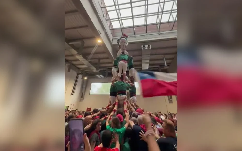 Chilenos levantan torres humanas de seis pisos en Tarragona