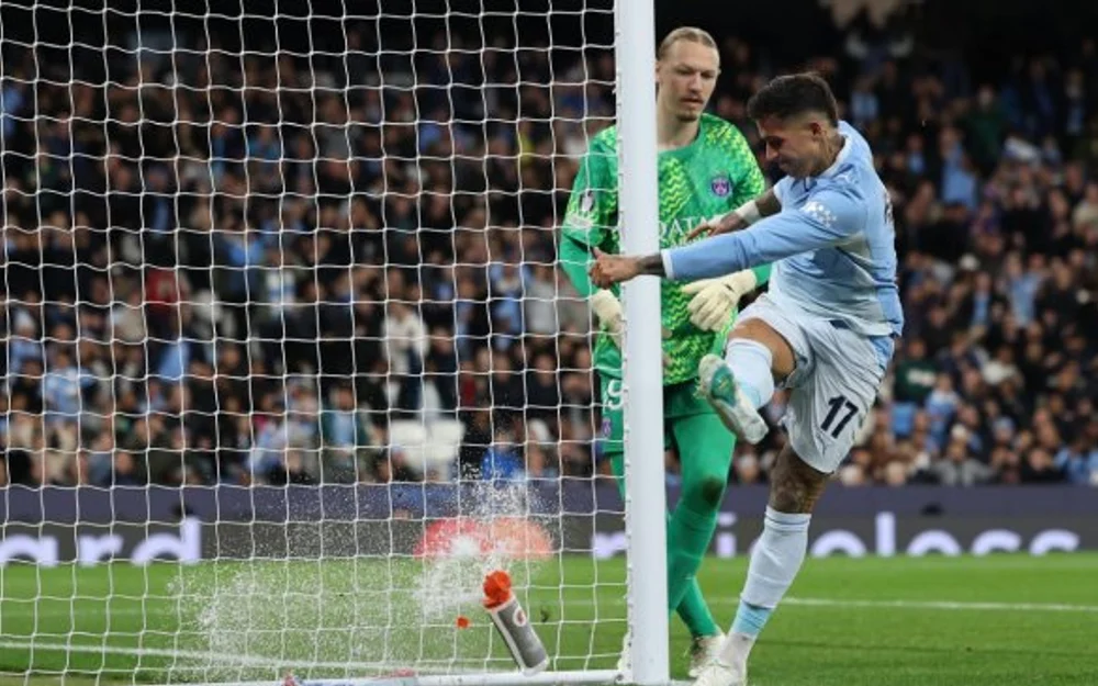 Enzo Fernández derribó al árbitro durante la caída de Manchester City frente a PSG
