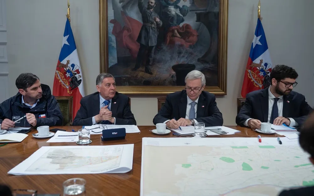Kast suspende promulgación de su megarreforma y encabeza coordinación por aluvión en Las Condes