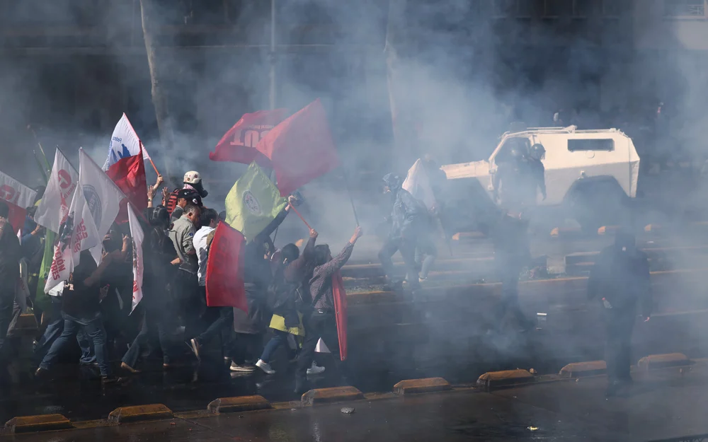 Confech, CUT y Colegio de Profesores marchan por la Alameda contra recortes al Presupuesto 2027