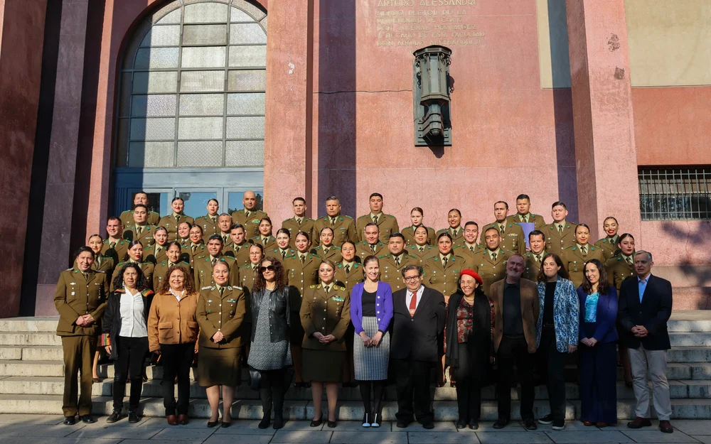 Casi 200 carabineros de la RM culminan curso en derechos humanos en la U. de Chile