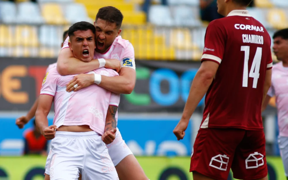 Everton remonta con dos penales y sigue en carrera por la Copa Libertadores