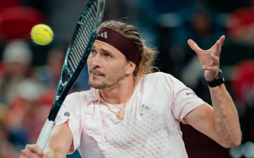 Zverev avanza a octavos en Shanghái y enciende las alarmas por su tobillo derecho