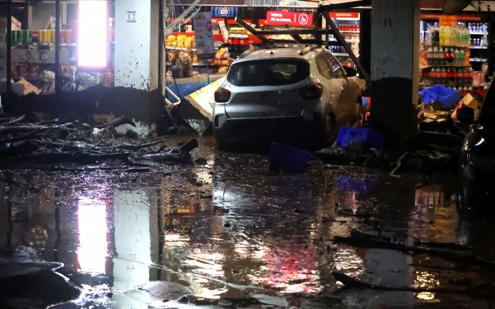 Aluvión en Las Condes: lluvia fuerte e inusual desencadenó la emergencia