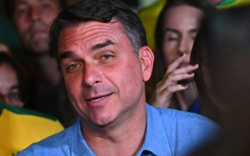 Flávio Bolsonaro quiere que su padre preso le ponga la banda presidencial si gana en Brasil