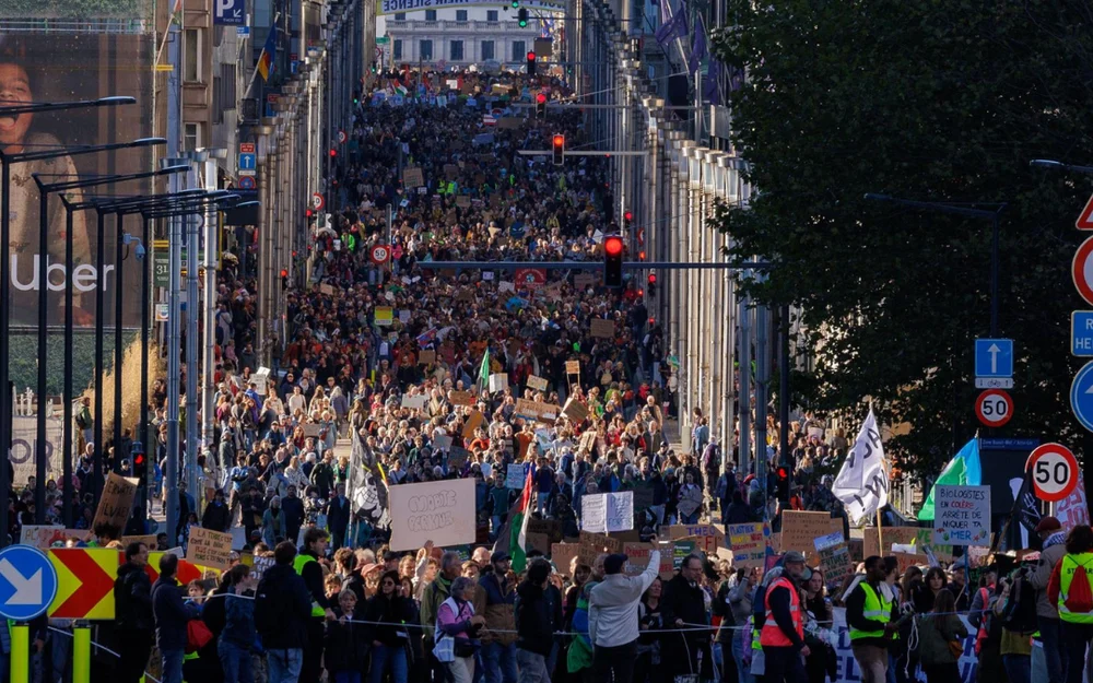 Más de 45 mil personas marchan en Bruselas contra el cambio climático