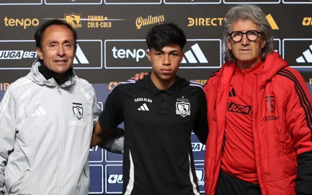 Gedeón Díaz firma su primer contrato profesional con Colo Colo
