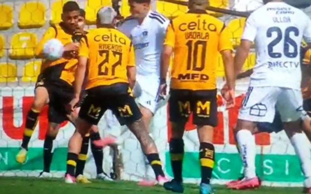 Colo Colo reclamó mano de Manuel Fernández en el área antes del cuarto gol de Coquimbo Unido