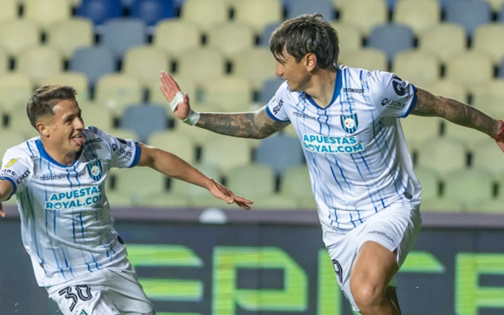 Huachipato vence 2-0 a U. de Concepción y se acerca a la zona de copas