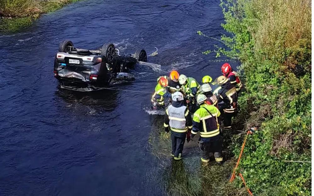 Dos muertos tras caer un auto al río Llollelhue en Paillaco: conductor dio 0,00 en alcotest