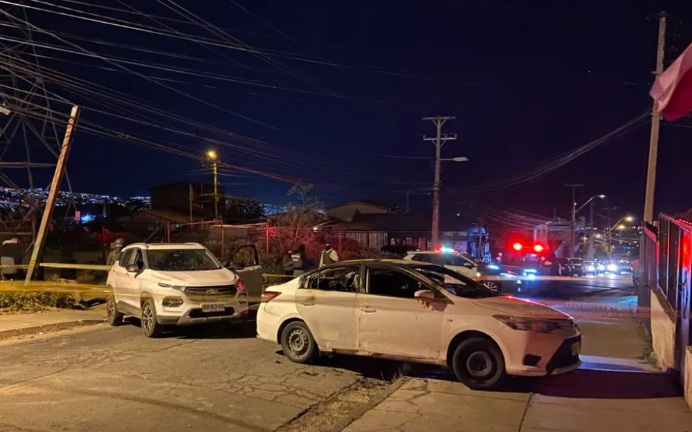 Queman un auto tras asalto a supermercado en Valparaíso