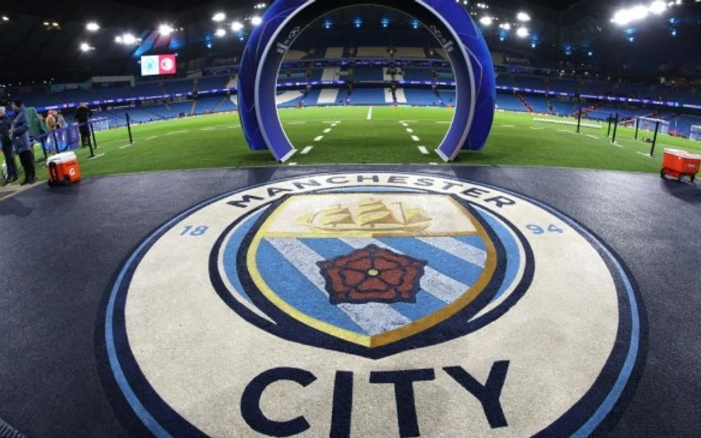 Hinchada del United revive pancarta contra el City: "51 years"