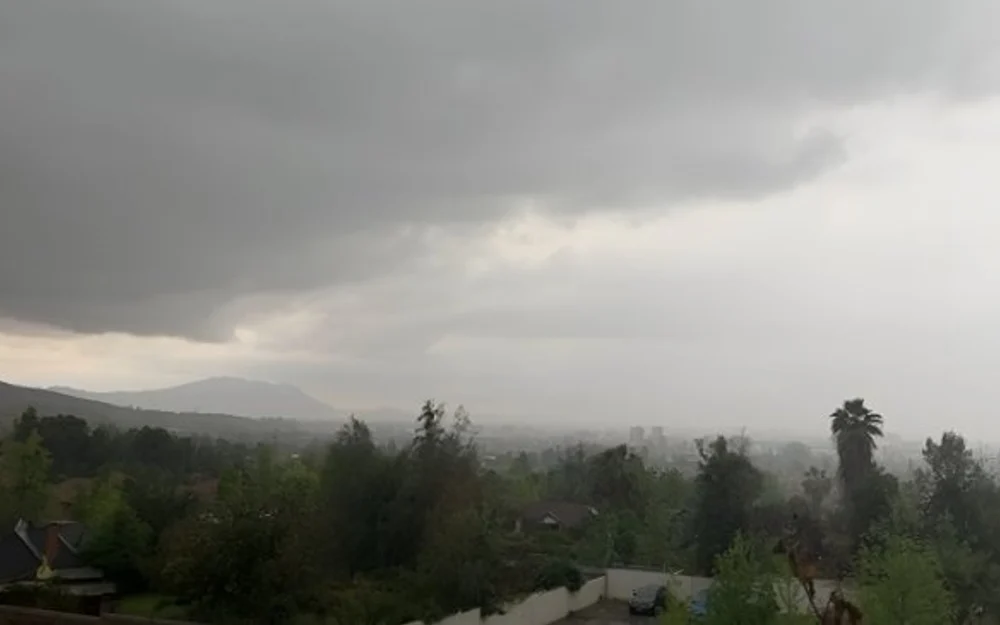 Tormenta eléctrica irrumpe en la zona central y se extendería hasta la madrugada del viernes
