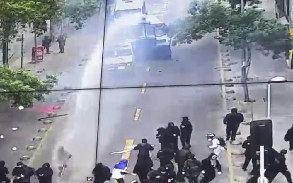 Carabineros detiene a 17 personas durante la marcha del 12 de octubre en Santiago