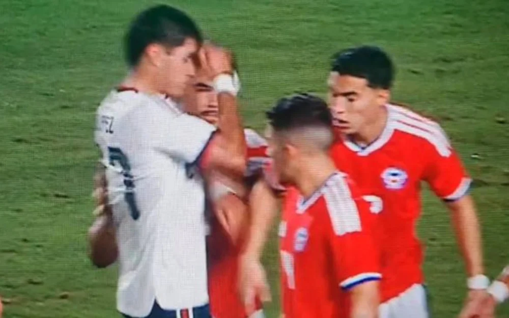 Chile supera 2-0 a México en Los Ángeles con polémica arbitral por agresión a Suazo