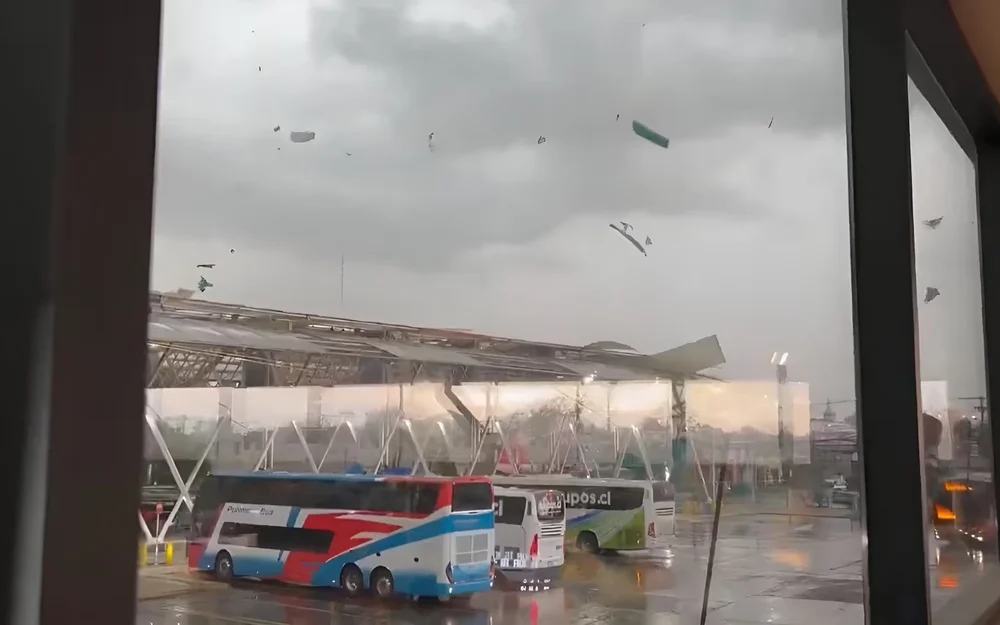 Tornado EF-0 en Estación Central: 300 casas afectadas y 40 árboles caídos en la Región Metropolitana