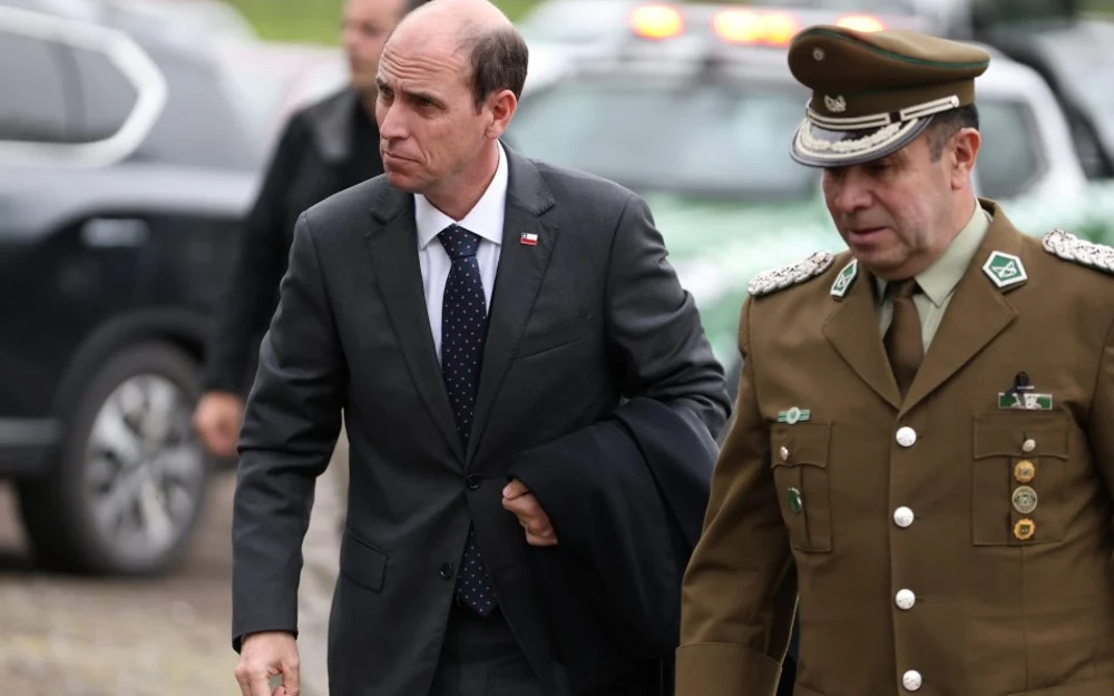 Ministro Arrau asiste al velorio del carabinero asesinado en Quilleco