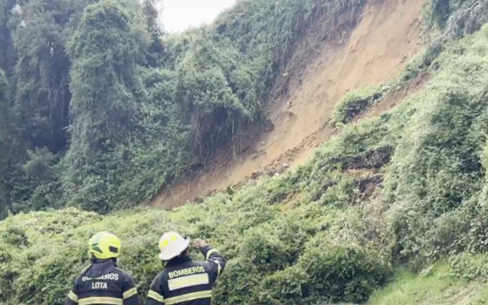 Deslizamiento de tierra en Lota deja 10 viviendas al borde del derrumbe y corta la Ruta 160
