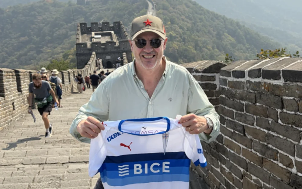 Juan Tagle posa con la camiseta de la UC en la Gran Muralla China