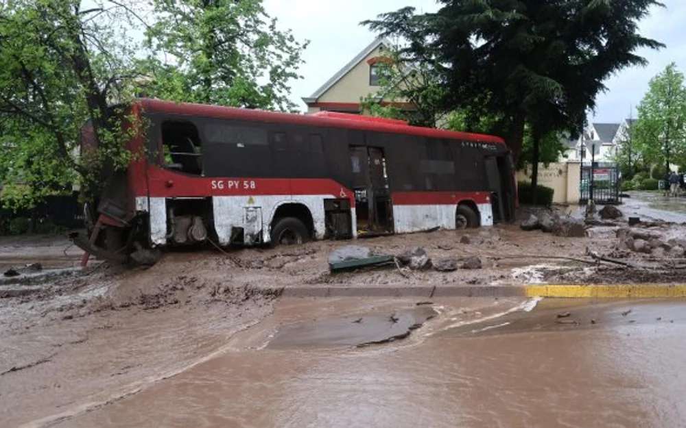 Cadena humana permitió evacuar a pasajeros de la micro 02C atrapada por un aluvión en Santiago