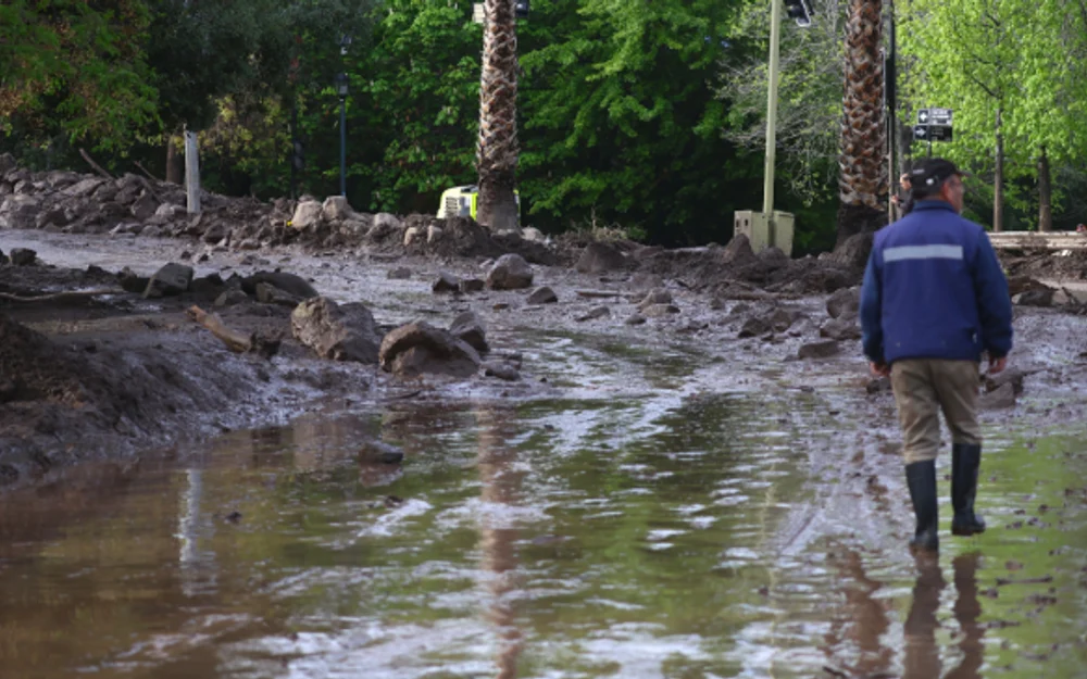 Senapred pide activar comités de emergencia en 10 comunas de la RM por lluvias de la próxima semana