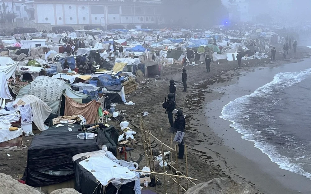 Policía española desaloja asentamiento de inmigrantes en una playa de Ceuta
