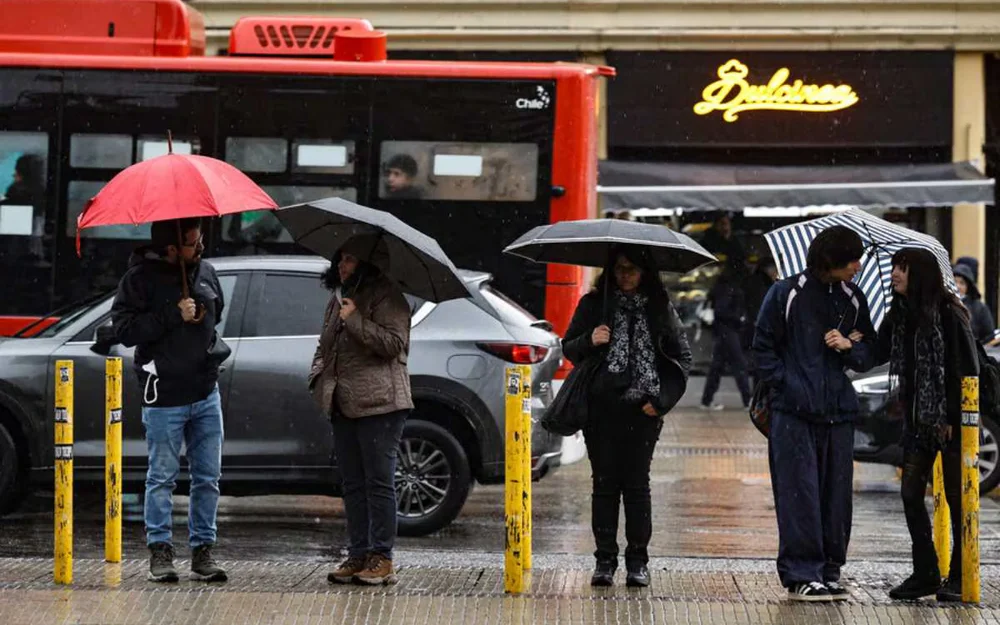 Sistema frontal activa alerta meteorológica y octubre podría ser el más lluvioso en una década en Santiago